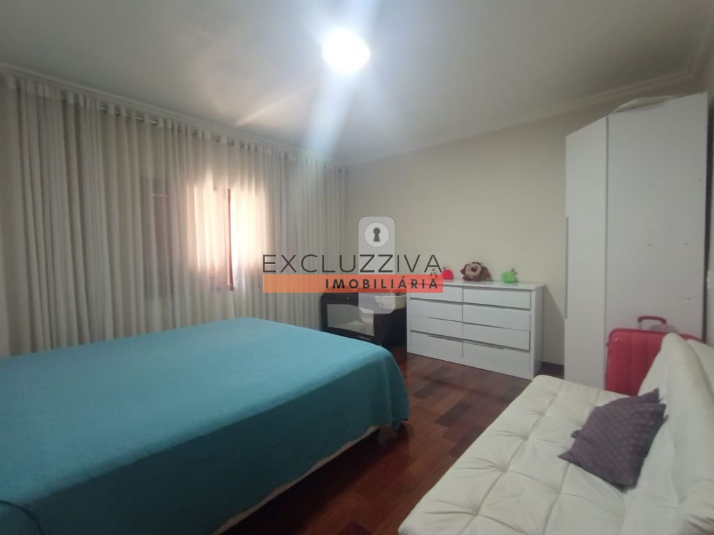 Casa à venda no Jardim Palmeiras, Caçapava - Espaçoso sobrado com 4 dormitórios e 5 vagas de garagem!