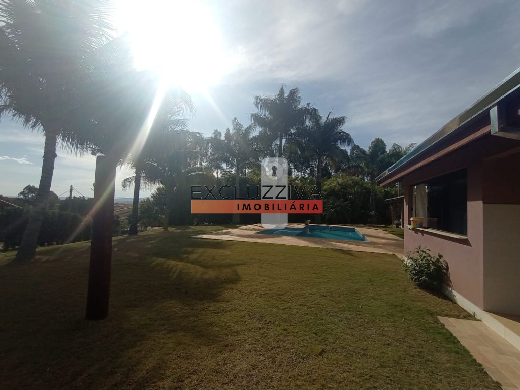 Casa à venda no Jardim Palmeiras, Caçapava - Espaçoso sobrado com 4 dormitórios e 5 vagas de garagem!