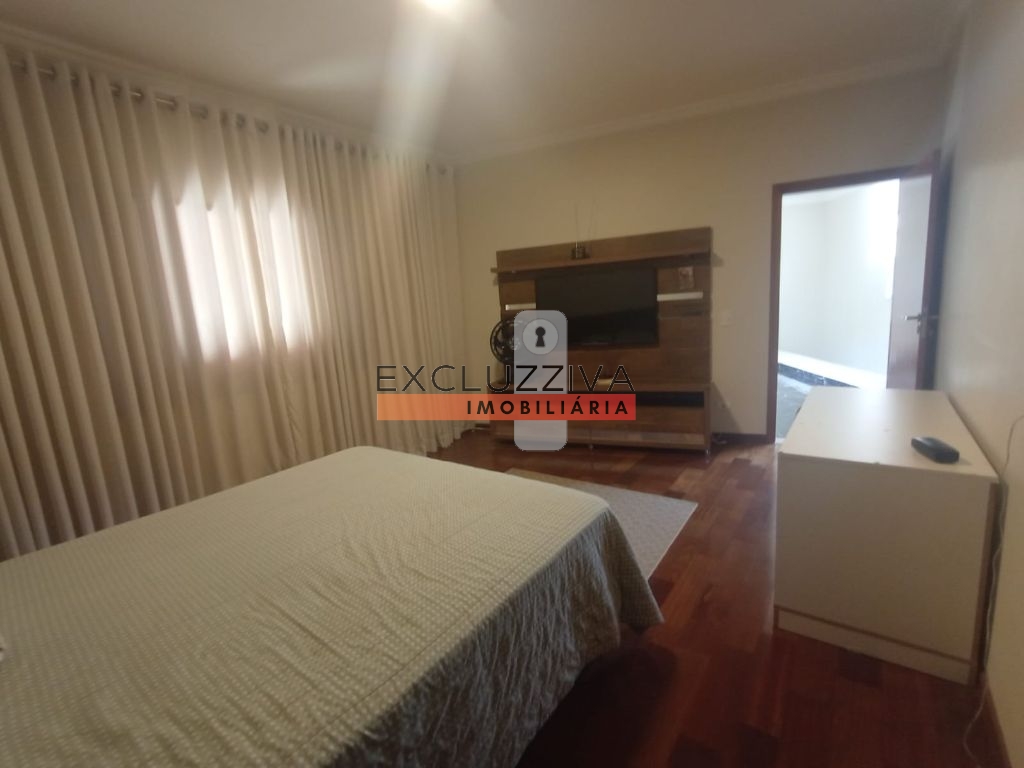 Casa à venda no Jardim Palmeiras, Caçapava - Espaçoso sobrado com 4 dormitórios e 5 vagas de garagem!