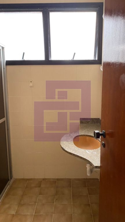 Locação de Apartamentos / Padrão na cidade de Guarujá