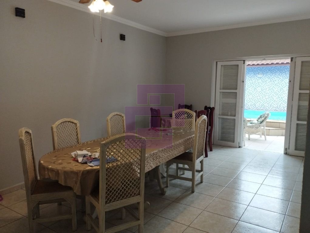 Venda de Casas / Padrão na cidade de Guarujá