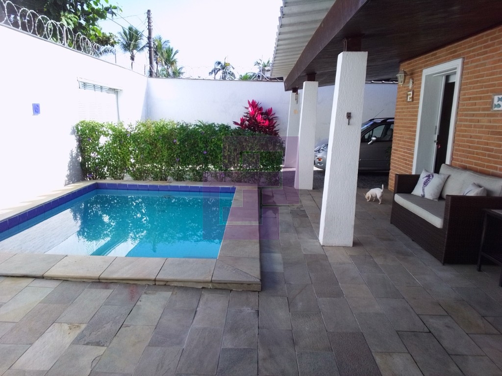 Venda de Casas / Padrão na cidade de Guarujá