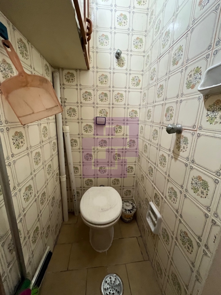Praia da enseada 50 metros da praia , apartamento com 1 dormitório , 2 banheiros, sala com varanda e possui 2 elevadores região Carrefour, ótima localização