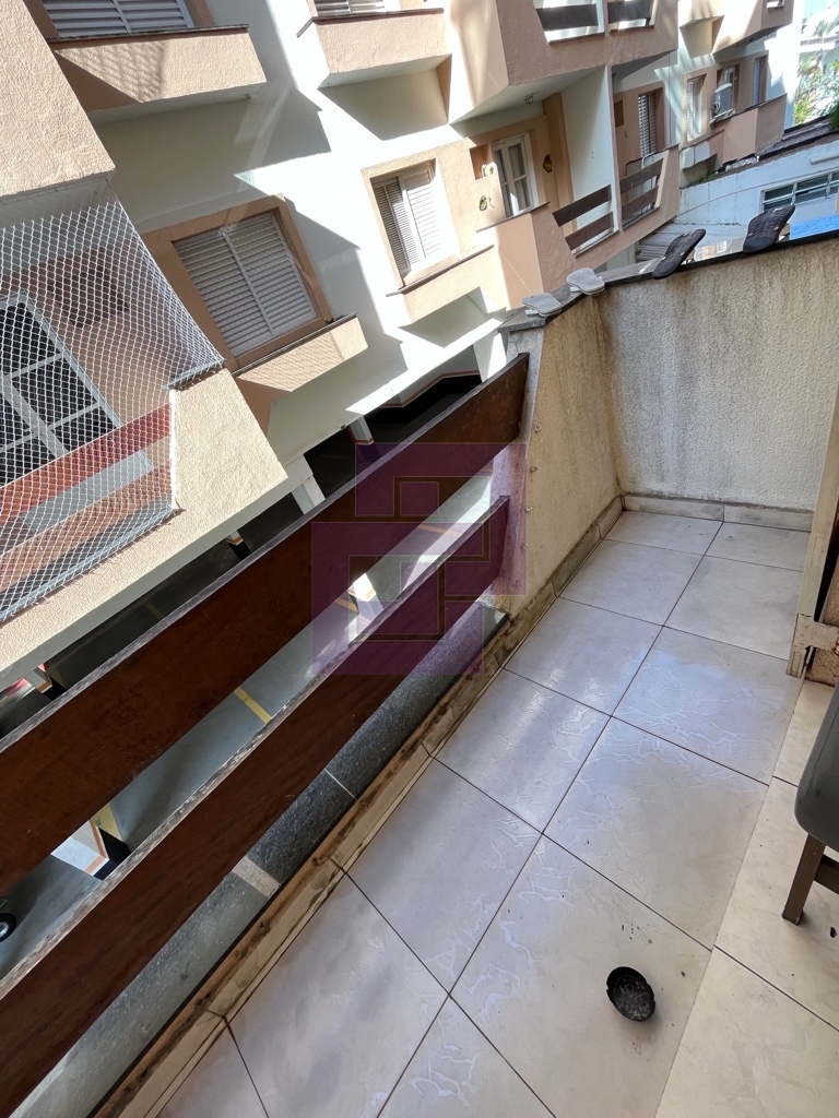 Praia da enseada 50 metros da praia , apartamento com 1 dormitório , 2 banheiros, sala com varanda e possui 2 elevadores região Carrefour, ótima localização