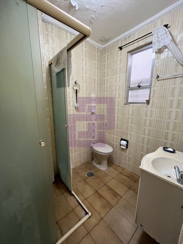 Praia da enseada 50 metros da praia , apartamento com 1 dormitório , 2 banheiros, sala com varanda e possui 2 elevadores região Carrefour, ótima localização