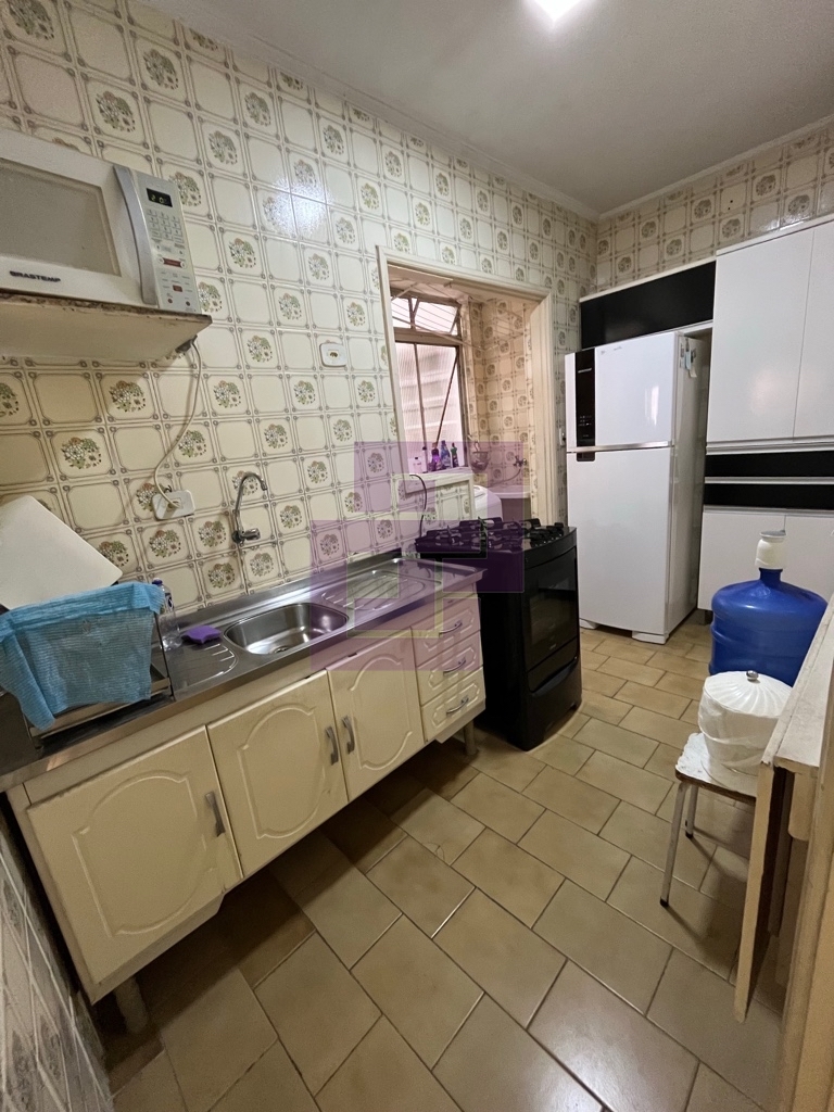 Praia da enseada 50 metros da praia , apartamento com 1 dormitório , 2 banheiros, sala com varanda e possui 2 elevadores região Carrefour, ótima localização