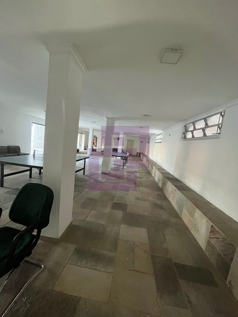 Praia da enseada 50 metros da praia , apartamento com 1 dormitório , 2 banheiros, sala com varanda e possui 2 elevadores região Carrefour, ótima localização