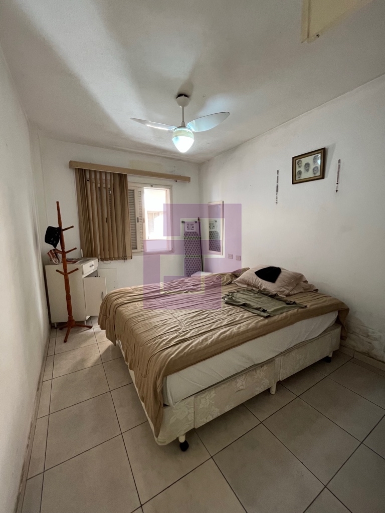 Praia da enseada 50 metros da praia , apartamento com 1 dormitório , 2 banheiros, sala com varanda e possui 2 elevadores região Carrefour, ótima localização