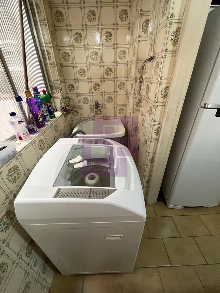 Praia da enseada 50 metros da praia , apartamento com 1 dormitório , 2 banheiros, sala com varanda e possui 2 elevadores região Carrefour, ótima localização