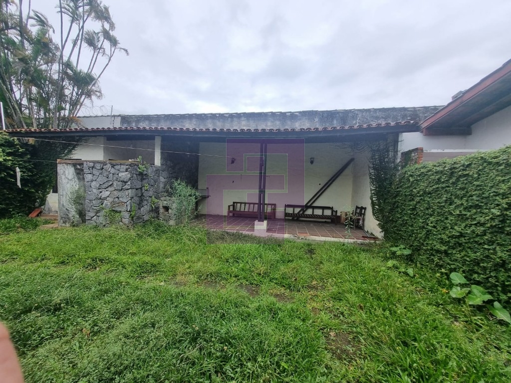 Venda de Casas / Padrão na cidade de Guarujá