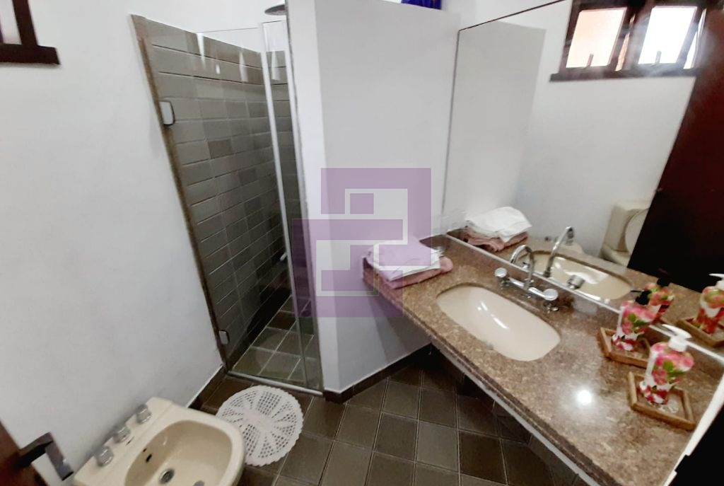 Venda de Casas / Padrão na cidade de Guarujá