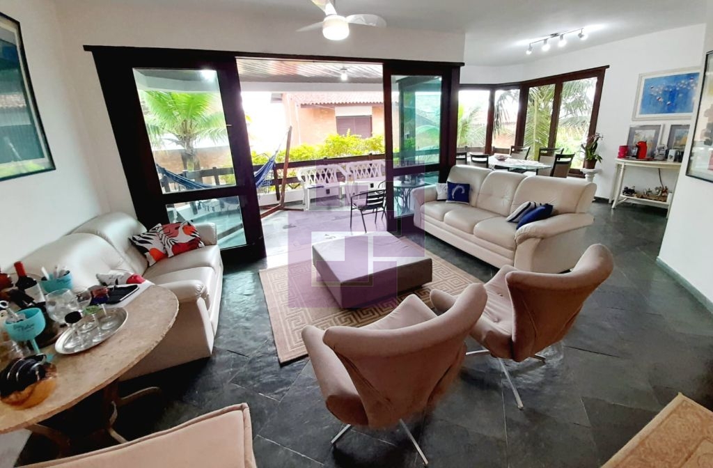 Venda de Casas / Padrão na cidade de Guarujá
