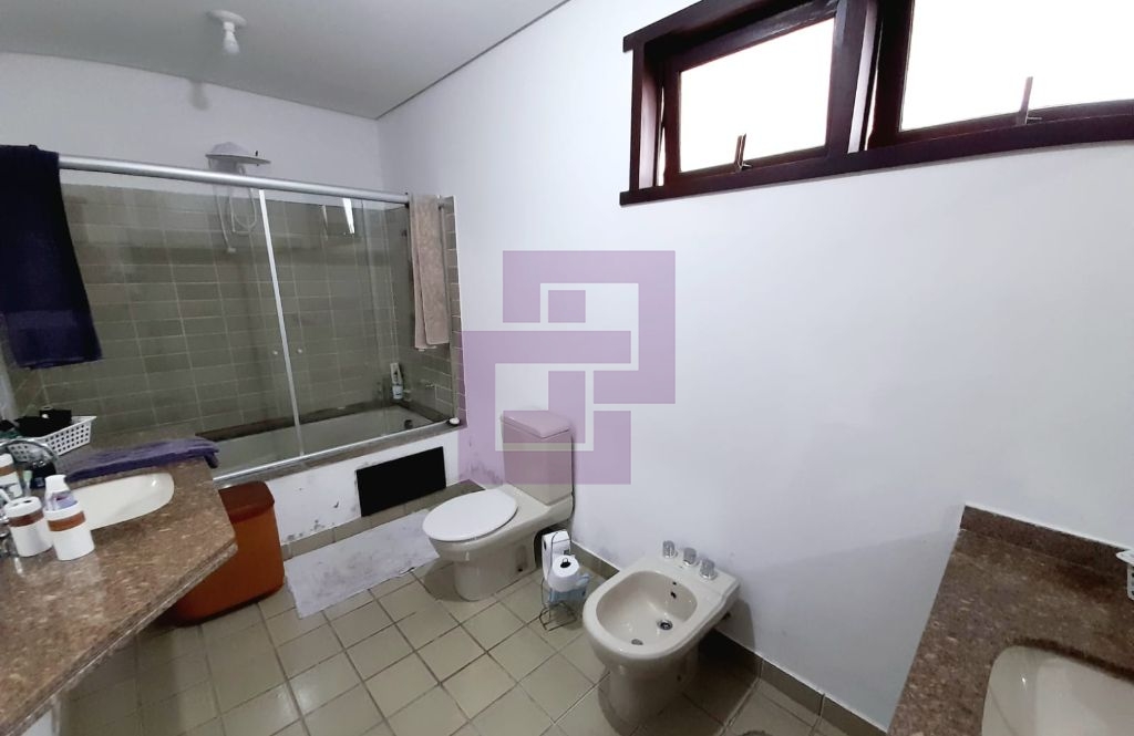 Venda de Casas / Padrão na cidade de Guarujá