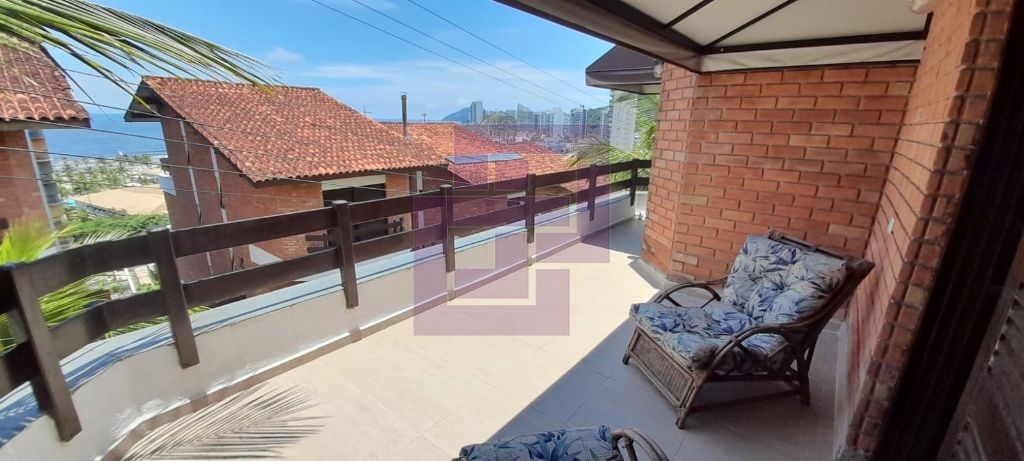 Venda de Casas / Padrão na cidade de Guarujá