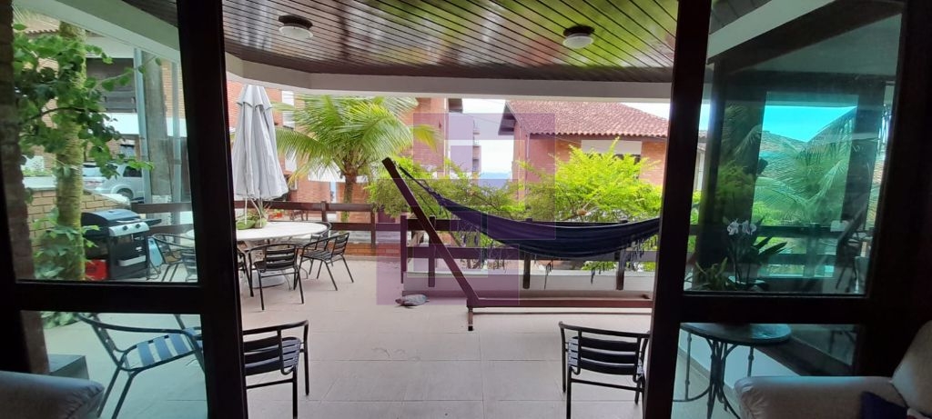 Venda de Casas / Padrão na cidade de Guarujá