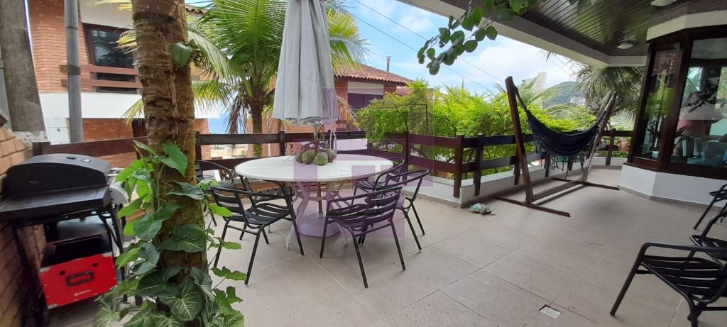 Venda de Casas / Padrão na cidade de Guarujá