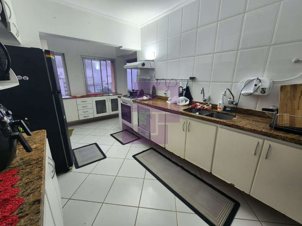 Tranquilidade à Beira-Mar: Apartamento de 4 Dormitórios com Vista Maravilhosa