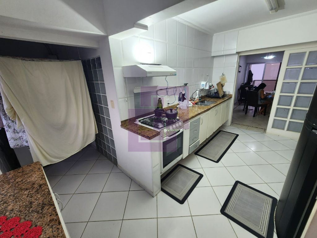 Tranquilidade à Beira-Mar: Apartamento de 4 Dormitórios com Vista Maravilhosa