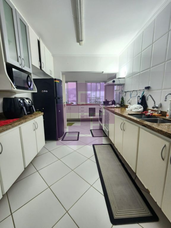 Tranquilidade à Beira-Mar: Apartamento de 4 Dormitórios com Vista Maravilhosa