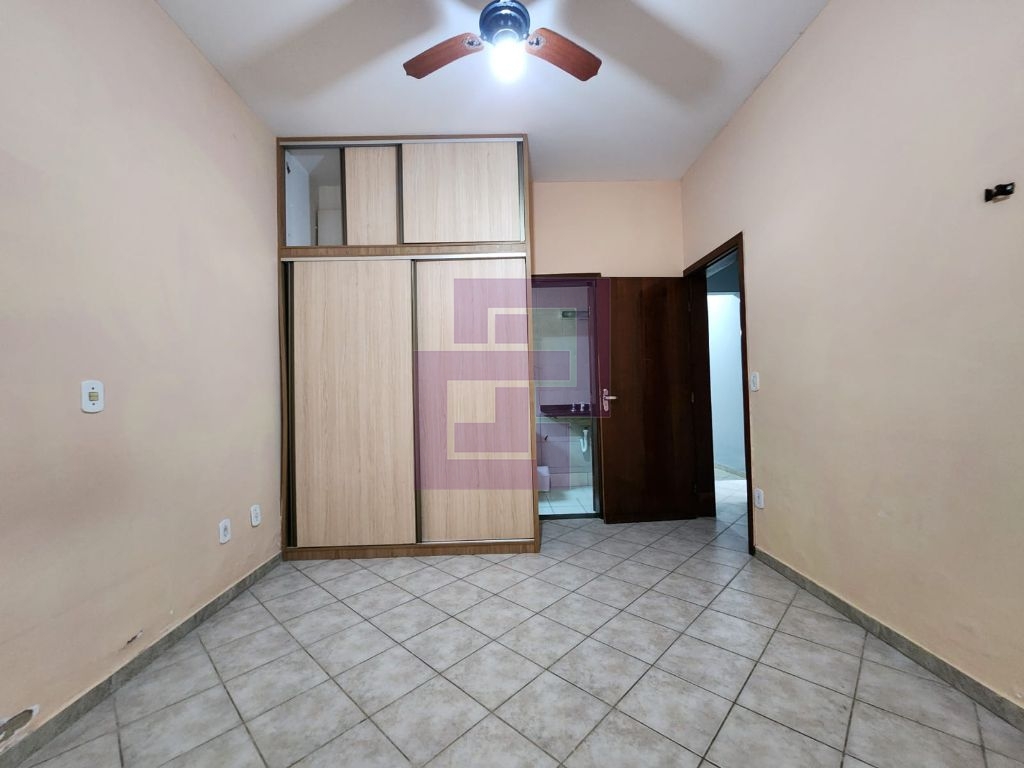 Excelente Casa à Venda em Guaiúba, Guarujá - 3 Dormitórios, Suíte e 4 Vagas de Garagem