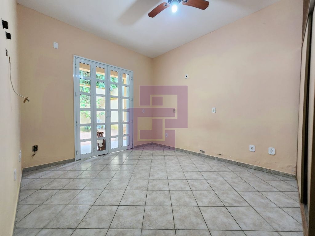 Excelente Casa à Venda em Guaiúba, Guarujá - 3 Dormitórios, Suíte e 4 Vagas de Garagem