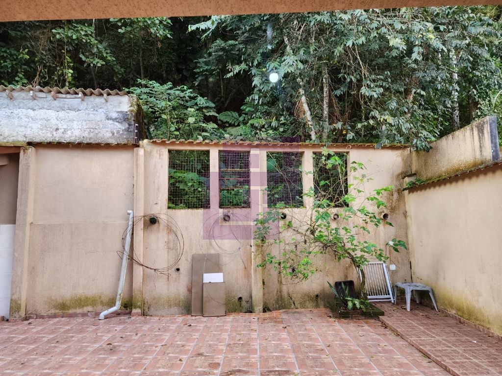 Excelente Casa à Venda em Guaiúba, Guarujá - 3 Dormitórios, Suíte e 4 Vagas de Garagem