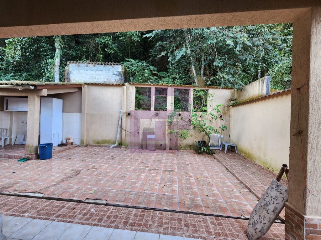 Excelente Casa à Venda em Guaiúba, Guarujá - 3 Dormitórios, Suíte e 4 Vagas de Garagem