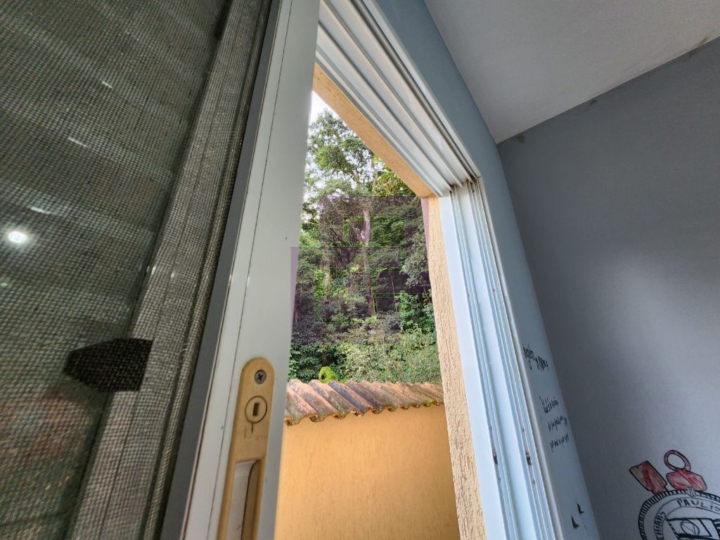 Excelente Casa à Venda em Guaiúba, Guarujá - 3 Dormitórios, Suíte e 4 Vagas de Garagem