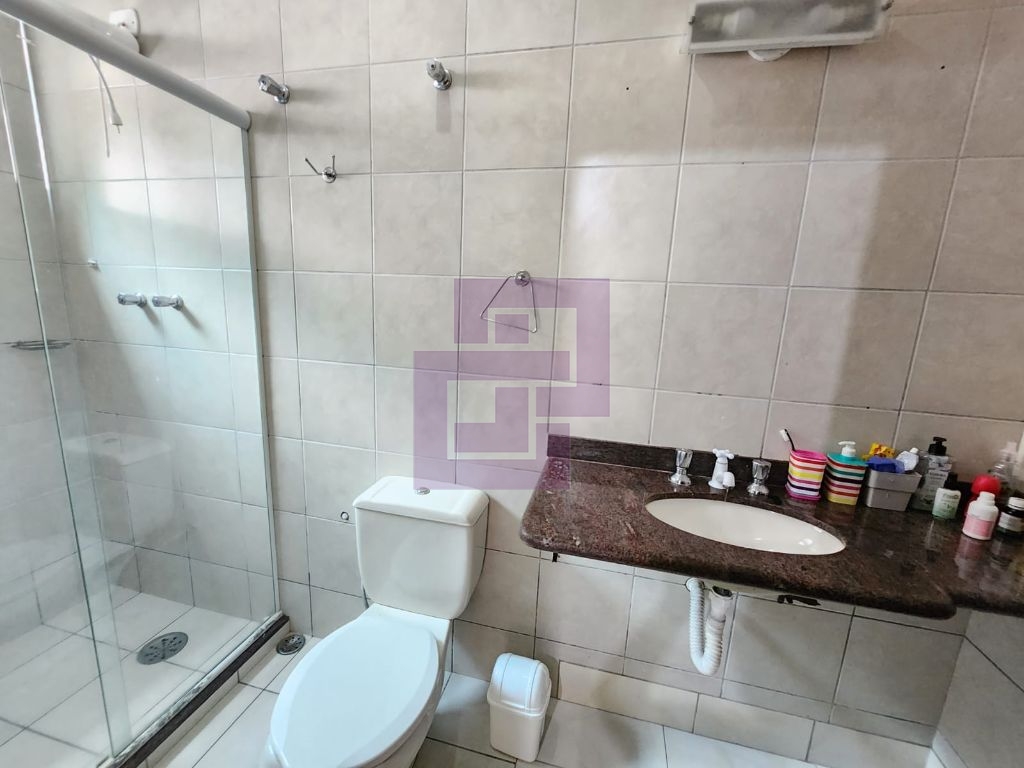 Excelente Casa à Venda em Guaiúba, Guarujá - 3 Dormitórios, Suíte e 4 Vagas de Garagem