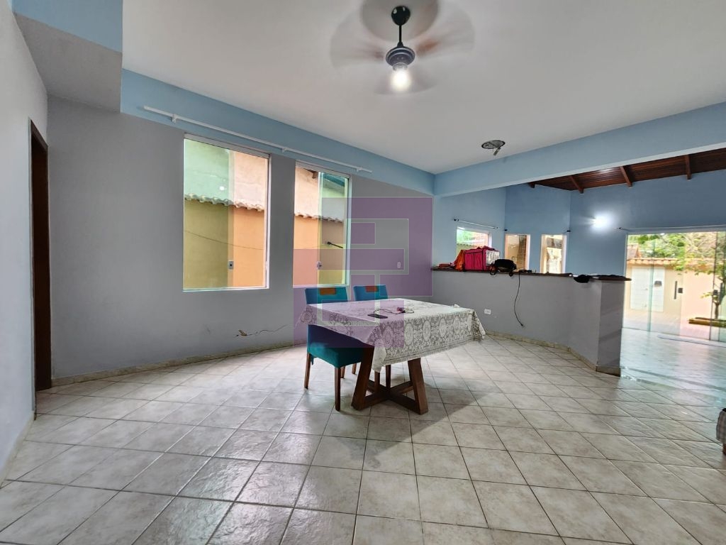 Excelente Casa à Venda em Guaiúba, Guarujá - 3 Dormitórios, Suíte e 4 Vagas de Garagem