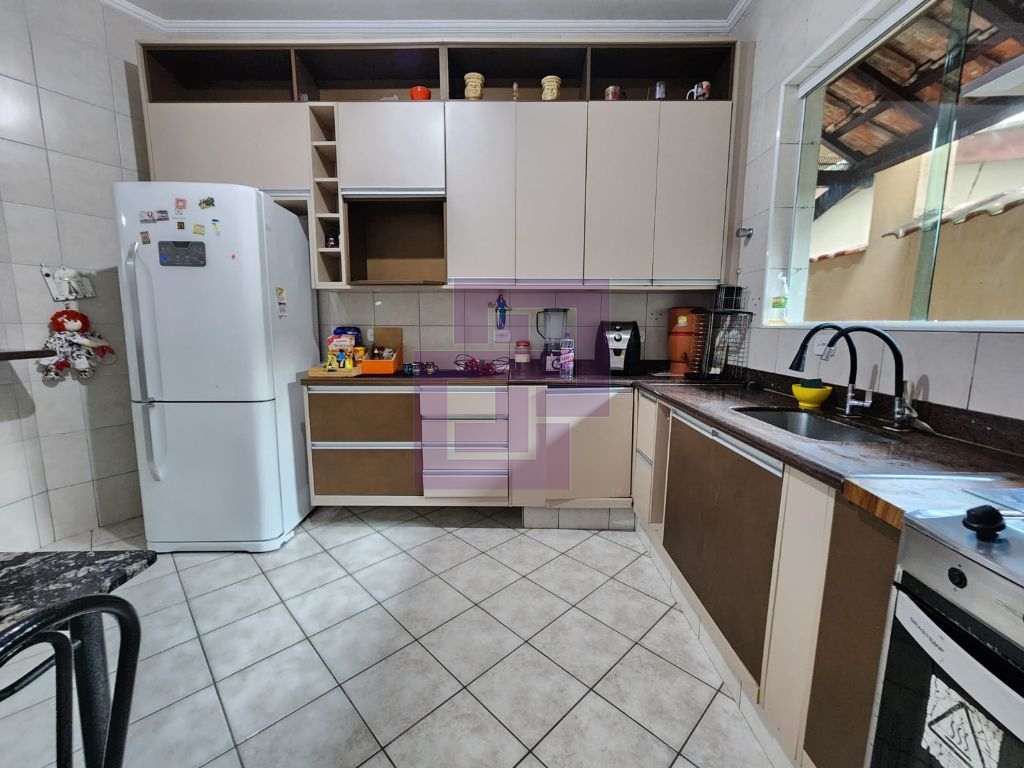 Excelente Casa à Venda em Guaiúba, Guarujá - 3 Dormitórios, Suíte e 4 Vagas de Garagem