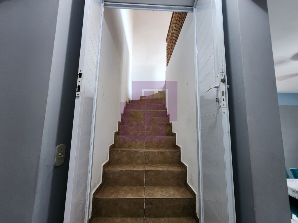 Excelente Casa à Venda em Guaiúba, Guarujá - 3 Dormitórios, Suíte e 4 Vagas de Garagem