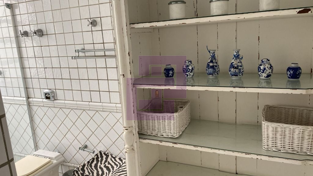 Aluguel de Apartamento Padrão com 3 Dormitórios em Pitangueiras, Guarujá