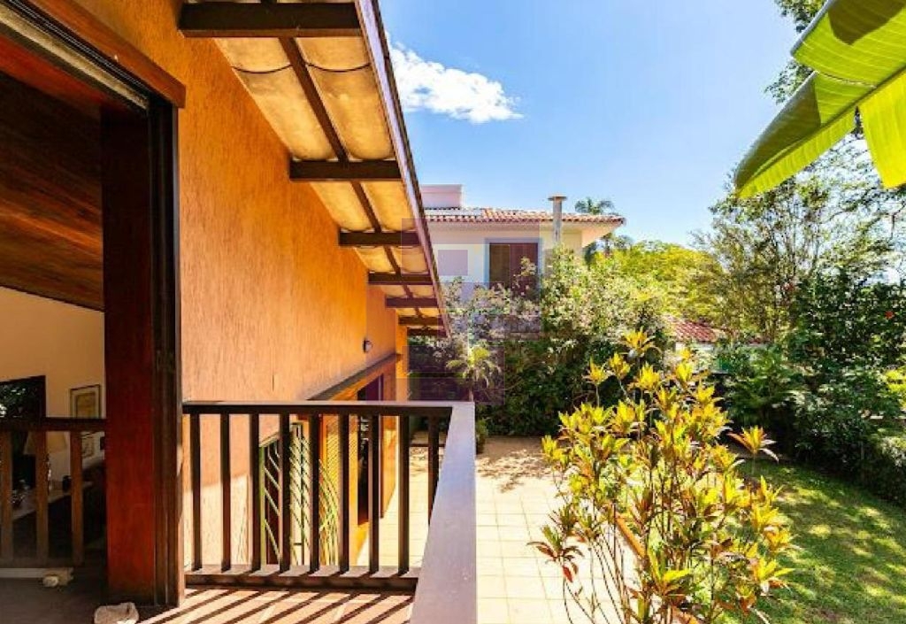 Casa Charmosa a venda em rua fechada com vista para o Joquei