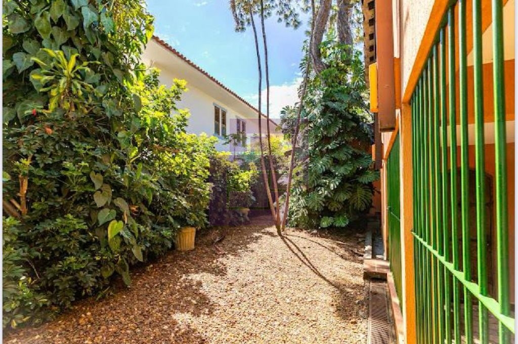 Casa Charmosa a venda em rua fechada com vista para o Joquei