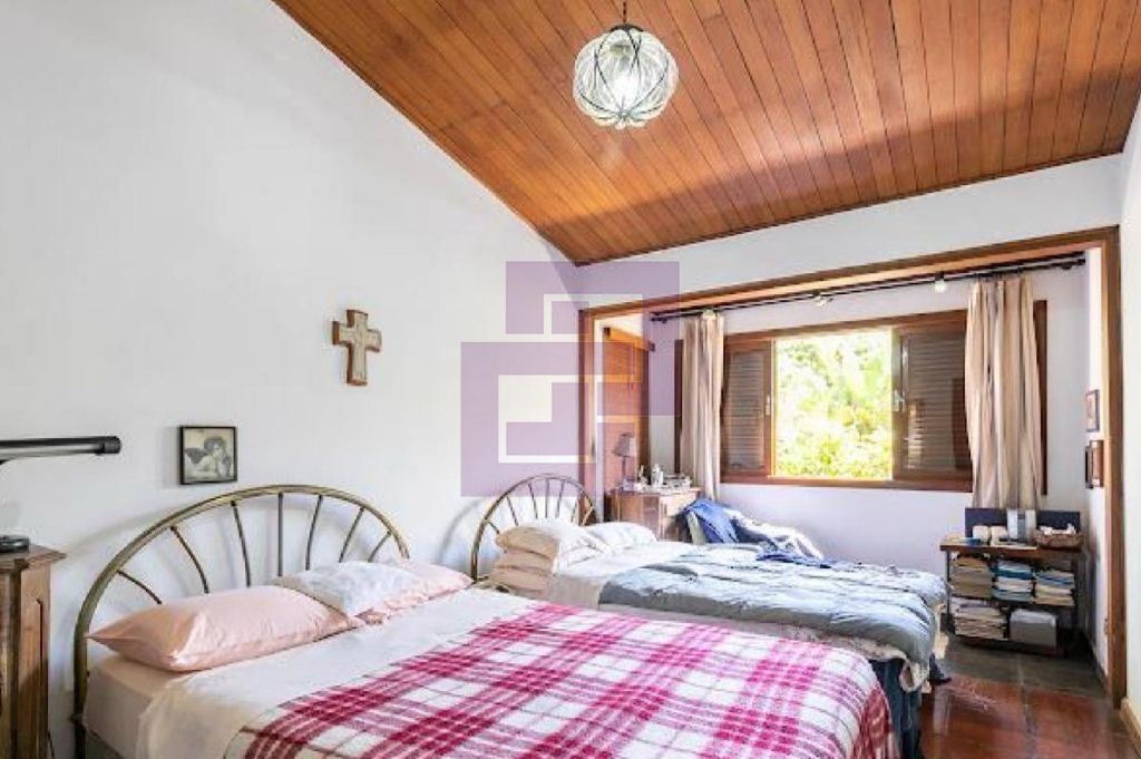 Casa Charmosa a venda em rua fechada com vista para o Joquei