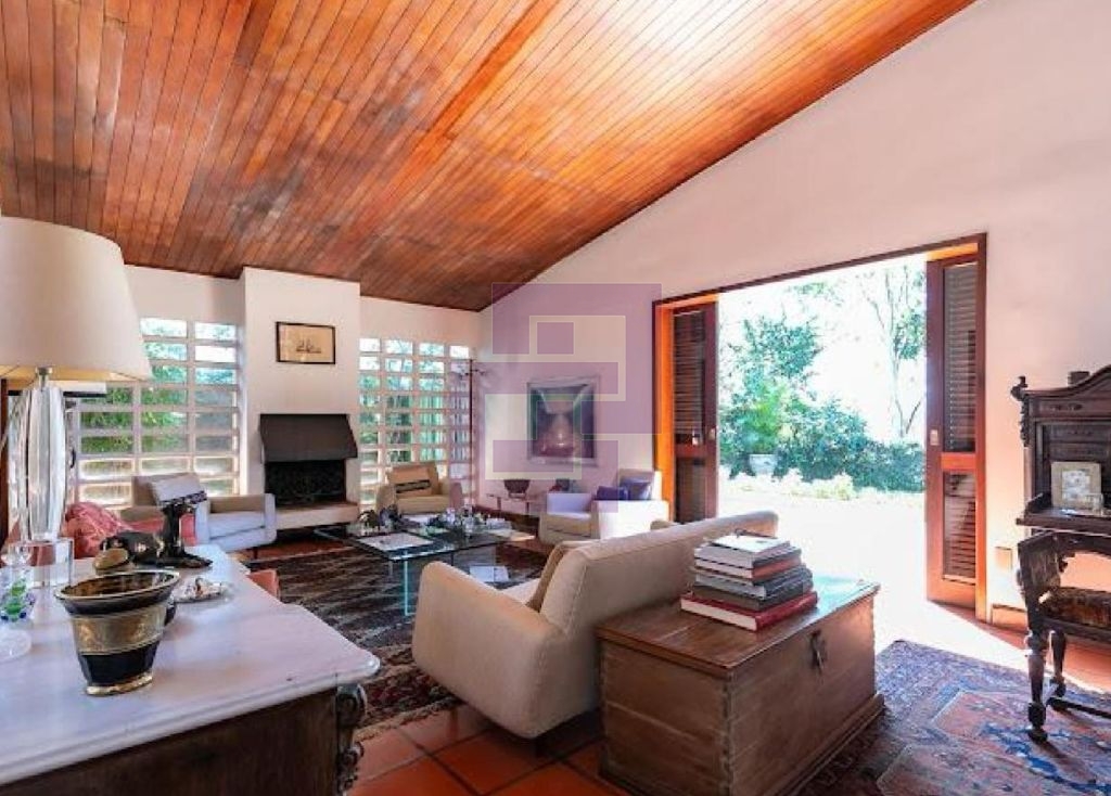 Casa Charmosa a venda em rua fechada com vista para o Joquei