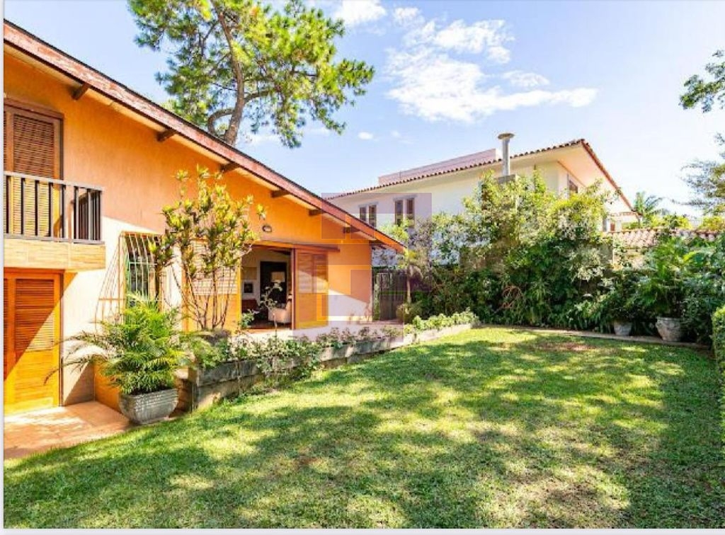 Casa Charmosa a venda em rua fechada com vista para o Joquei