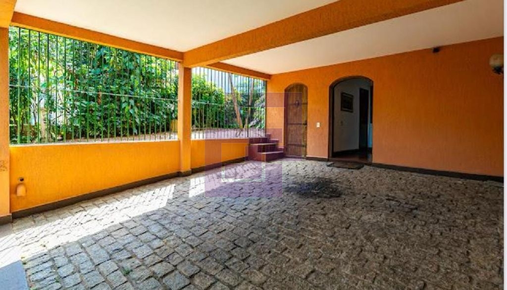 Casa Charmosa a venda em rua fechada com vista para o Joquei