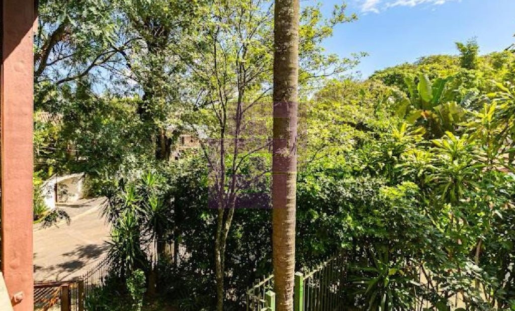 Casa Charmosa a venda em rua fechada com vista para o Joquei