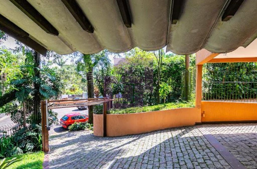 Casa Charmosa a venda em rua fechada com vista para o Joquei