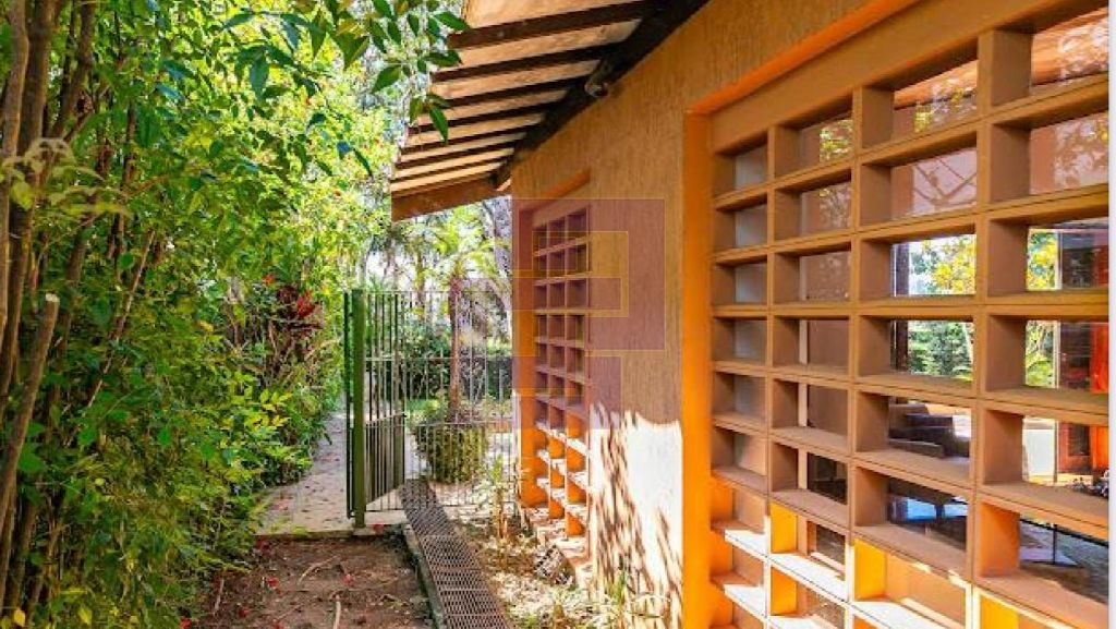 Casa Charmosa a venda em rua fechada com vista para o Joquei