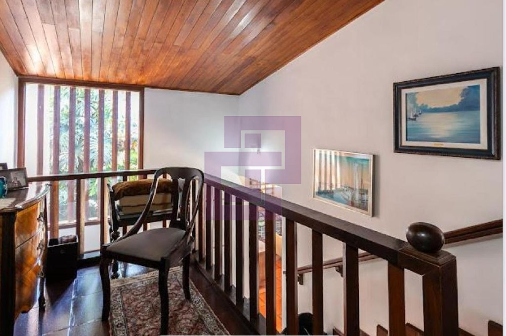 Casa Charmosa a venda em rua fechada com vista para o Joquei