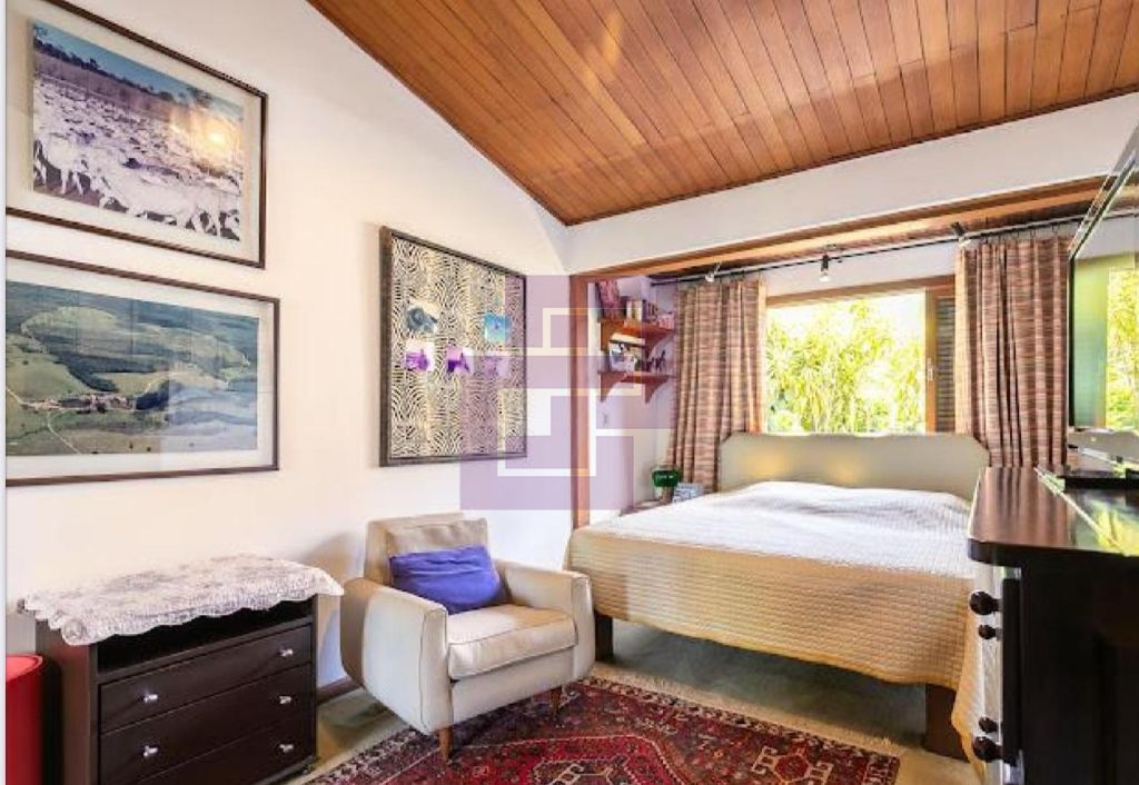 Casa Charmosa a venda em rua fechada com vista para o Joquei