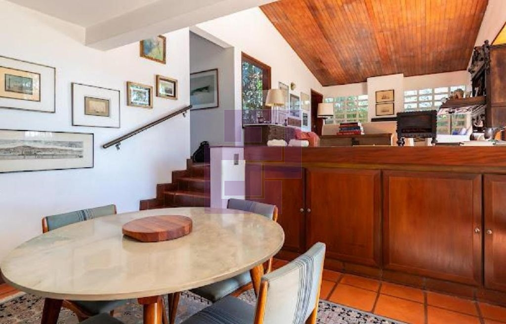 Casa Charmosa a venda em rua fechada com vista para o Joquei