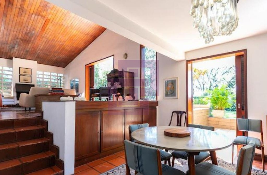 Casa Charmosa a venda em rua fechada com vista para o Joquei