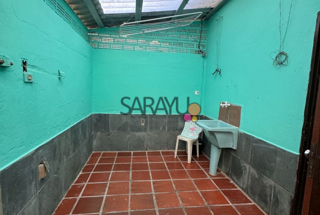 Casa Padrão de 03 dormitórios para venda no Jardim Santa Maria Guarujá.