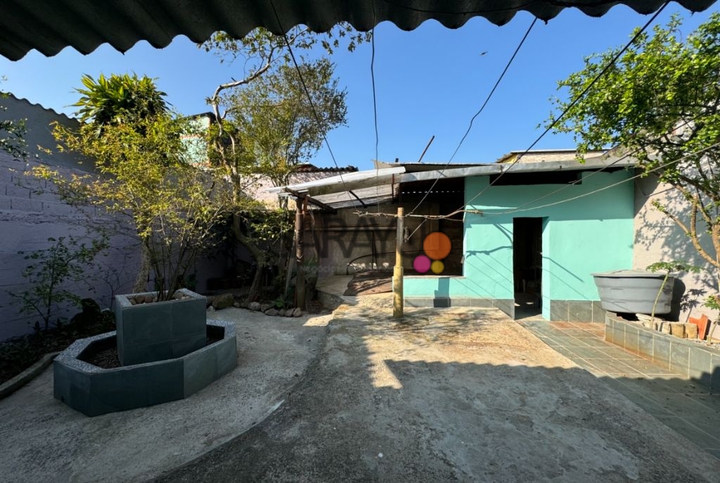 Casa Padrão de 03 dormitórios para venda no Jardim Santa Maria Guarujá.