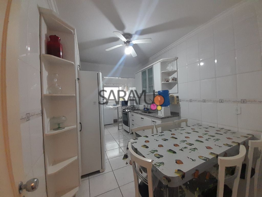 Apartamento Padrão de 03 dormitórios para locação anual na Praia da Enseada.