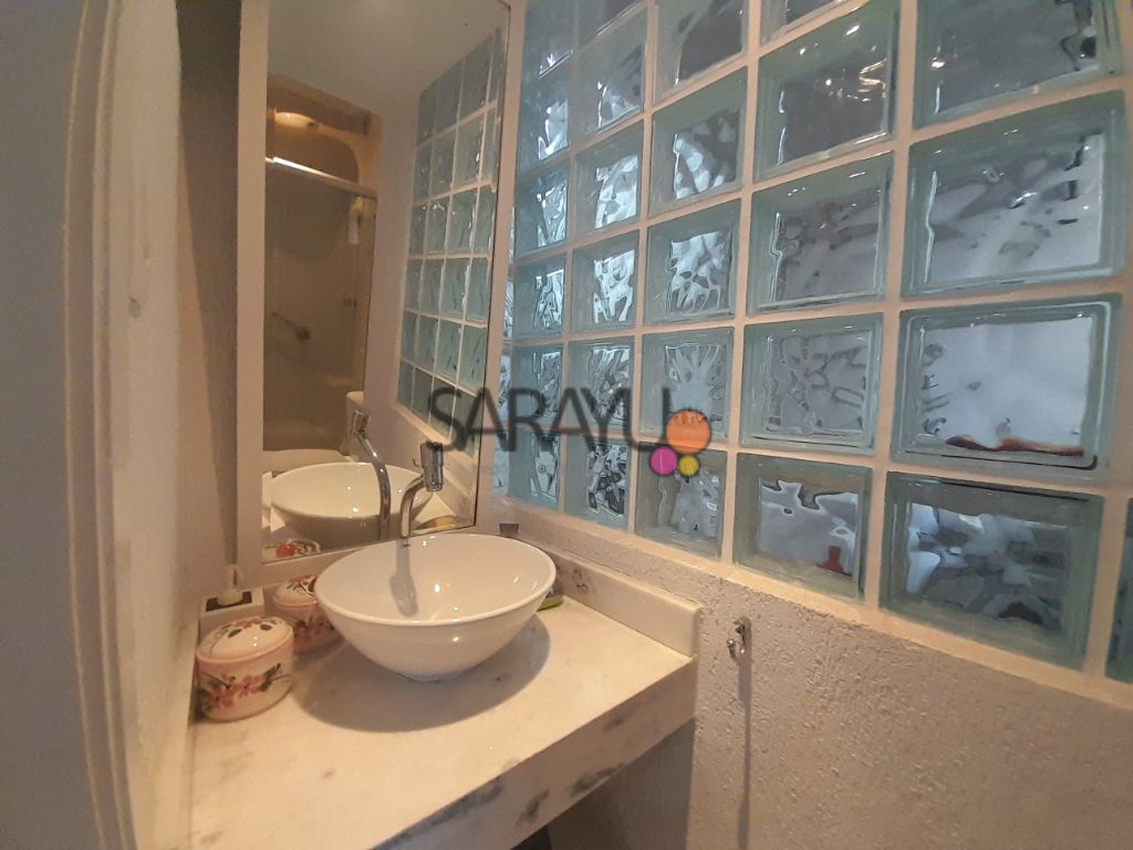 Apartamento Padrão de 03 dormitórios para locação anual na Praia da Enseada.